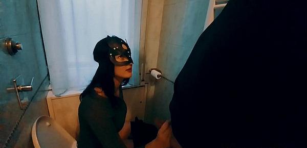  Si fa sbattere in bagno mentre il fidanzato si gode la festa in maschera
